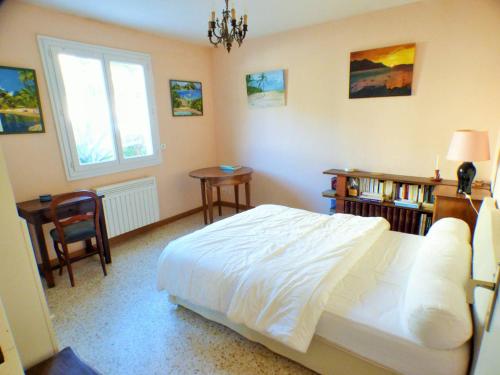Voodi või voodid majutusasutuse Villa 3 chambres au centre de Saint Mandrier village toas