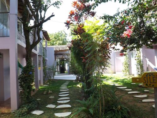 a walkway in the yard of a house at Pousada Trilha Violeta in Sao Jorge