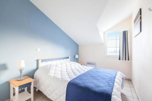 une chambre avec un grand lit et une fenêtre dans l'établissement Résidence Port Bourgenay - maeva Home - 2 Pièces 5 Personnes Sélection MAE-1031, à Talmont-Saint-Hilaire