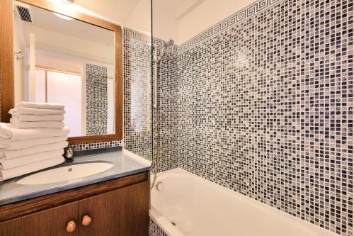 une salle de bain avec une baignoire, un lavabo et une douche dans l'établissement Résidence le Hameau de Cap Esterel - maeva Home - Appartement 2 pièces 4 personnes - Prestige MAE-1164, à Saint-Raphaël