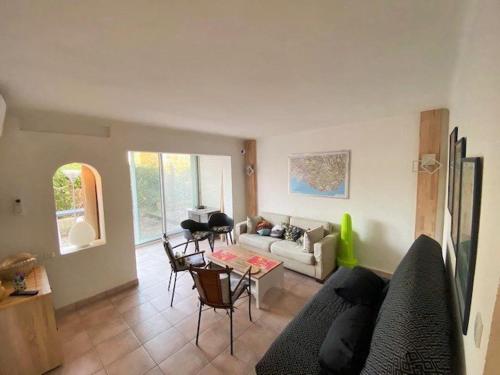 Bel appartement avec jardin à seulement 50 m de la plage et de Sanary.Climatisation