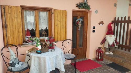 ein Zimmer mit einem Tisch mit Santa Claus sowie einem Tisch und Stühlen in der Unterkunft L'Antica Canonica di Casa Bernardi, Wi-Fi posto auto pet friendly in Trient
