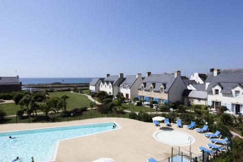 une vue aérienne d'un complexe avec piscine dans l'établissement Résidence Cap Marine - maeva Home - 2 Pièces 5 Personnes Confort MAE-1193, au Guilvinec