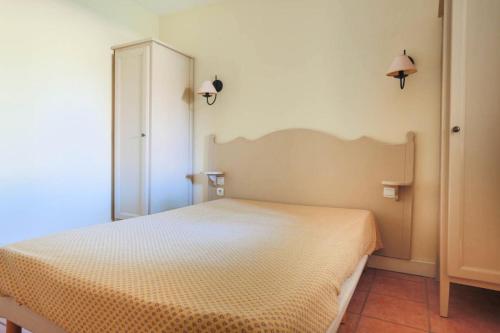 une chambre avec un lit dans une pièce dans l'établissement Les Issambres Bellevue - maeva Home - 2 Pièces 5 Personnes Budget MAE-1206, aux Issambres