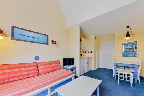 un salon avec un canapé et une table dans l'établissement Résidence Cap Marine - maeva Home - 2 Pièces 5 Personnes Confort MAE-1193, au Guilvinec