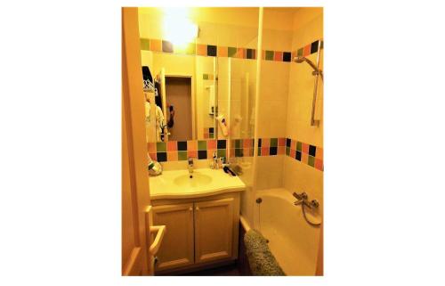 une salle de bain avec un lavabo, une douche et une baignoire dans l'établissement Village Pont Royal en Provence - maeva Home - Appartement 2 Pièces 5 Personnes Sélection MAE-1244, à Mallemort