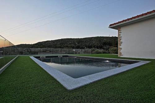 Piscina de la sau aproape de Casa Dávó