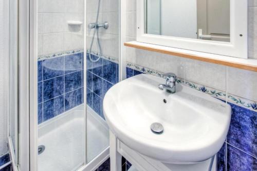 une salle de bain avec un lavabo blanc et une douche dans l'établissement Résidence le Hameau des Issambres - maeva Home - 2 Pièces 6 Personnes Sélection MAE-1295, aux Issambres