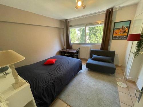 une chambre avec un lit et une chaise dedans dans l'établissement Piscine, Wi-Fi, parking privatif, terrasse, plages et commerces à pied, à Saint-Mandrier-sur-Mer