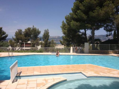 Au cœur du port de Saint-Mandrier, piscine, tennis, charme et confort