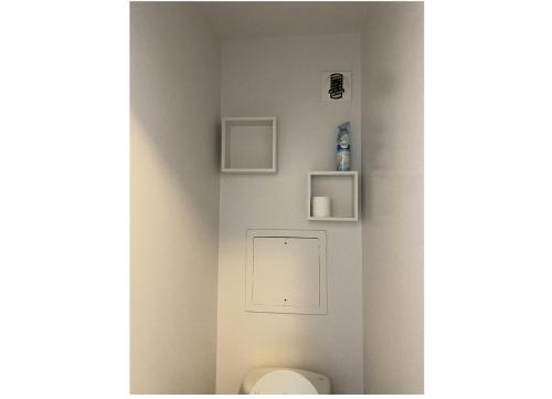 une salle de bain avec toilettes dans une chambre dans l'établissement Port du Crouesty Cap'Océan - maeva Home - Appartement 2 pièces 4 personnes - Sélection - vue sur le Port MAE-1316, à Arzon