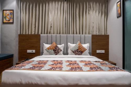una camera da letto con un grande letto con cuscini di hotel galaxy a Surat