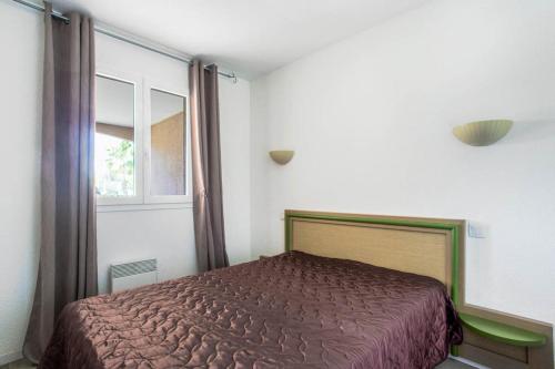 une chambre avec un lit et une fenêtre dans l'établissement Résidence Saint-Raphaël Valescure - maeva Home - Appartement 2 Pièces 6 Personnes - Sélection MAE-1388, à Valescure