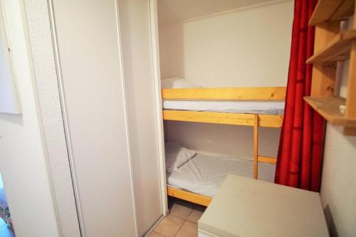 une petite pièce avec deux lits superposés dans l'établissement Résidence avec piscine et place de parking privé !, à La Seyne-sur-Mer