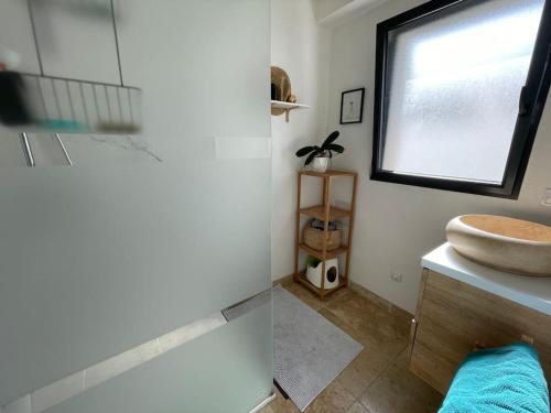 een badkamer met een wastafel en een raam bij Maison 4 chambres - 8/10 personnes, proche mer in Brem-Sur-Mer