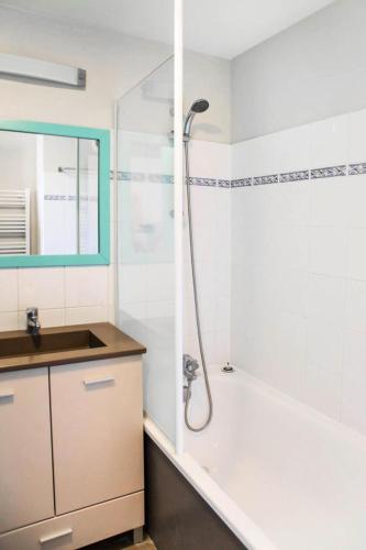 une salle de bain avec une baignoire, un lavabo et une douche dans l'établissement Résidence Port Guillaume - maeva Home - 3 Pièces 6 Personnes Sélection MAE-1552, à Dives-sur-Mer