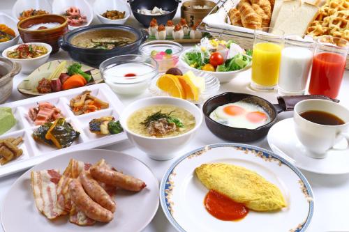 uma mesa coberta com pratos de comidas e bebidas para o café da manhã em Miyako Hotel Gifu Nagaragawa em Gifu