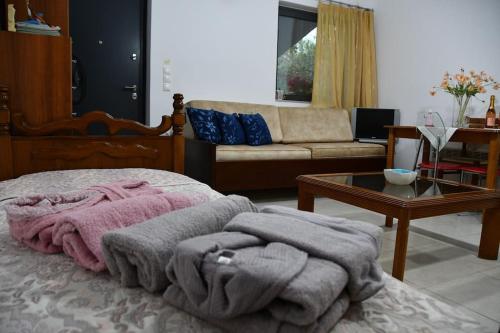 um quarto com uma cama com toalhas em Gina's Studio at Nafpaktos em Lepanto