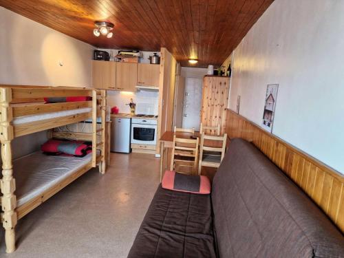 a small room with bunk beds and a kitchen at Résidence Estaris 1 - Studio pour 5 Personnes 604 in Orcières
