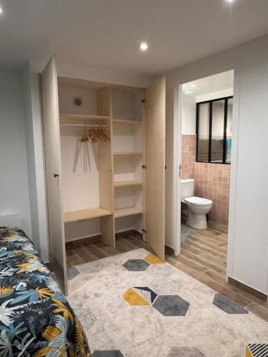 une salle de bain avec un lit et des toilettes dans une chambre dans l'établissement Welcome Home à 5 Min de Paris en RER, à Vitry-sur-Seine