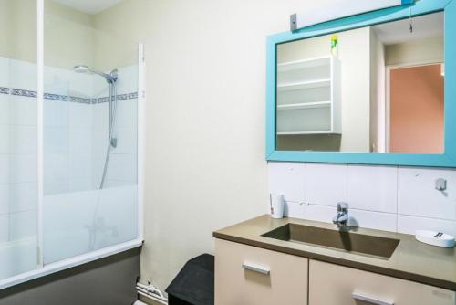 y baño con lavabo y ducha. en Résidence Port Guillaume - maeva Home - 3 Pièces 6 Personnes Confort 51, en Dives-sur-Mer