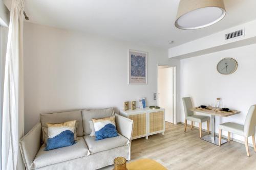 un salon avec un canapé et une table dans l'établissement OVELIA Clermont-Ferrand - Le Puy des Olivines, à Clermont-Ferrand