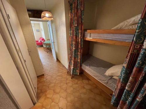 Cette petite chambre dispose de lits superposés et d'un couloir. dans l'établissement 150 m de la plage, vue mer et pinède..., à Saint-Elme