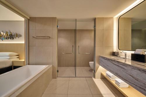 een badkamer met een bad, een toilet en een wastafel bij Renaissance Kuala Lumpur Hotel & Convention Centre in Kuala Lumpur