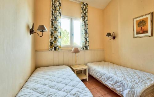 a bedroom with two beds and a window at Les Maisons de Pont Royal en Provence - maeva Home - Maison 3 pièces 6 personnes - Sélection MAE-1676 in Mallemort