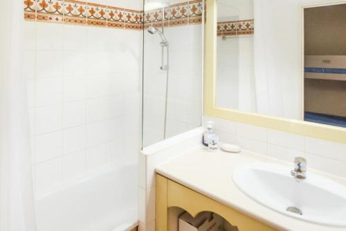 une salle de bain avec un lavabo et un miroir dans l'établissement Les Issambres Corniche - maeva Home - Studio 4 Personnes Confort MAE-1719, aux Issambres