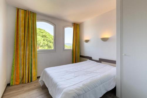 une chambre avec un lit et une grande fenêtre dans l'établissement Résidence Saint-Raphaël Valescure - maeva Home - 2 Pièces 4 Personnes Sélection MAE-1752, à Valescure