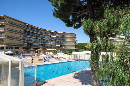 une grande piscine à côté d'un grand bâtiment dans l'établissement Résidence Héliotel Marine - maeva Home - Studio 4 Personnes Confort MAE-1778, à Cros-de-Cagnes