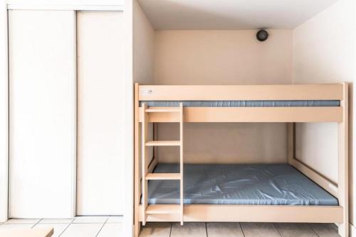 a bunk bed in a room at Résidence Héliotel Marine - maeva Home - Studio 4 Personnes Confort 78 in Cros-de-Cagnes