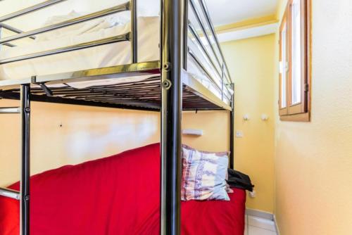 Ce lit superposé se trouve dans une petite chambre dotée de lits superposés. dans l'établissement Résidence Cannes Villa Francia - maeva Home - Studio 3 Personnes Confort MAE-1845, à Cannes