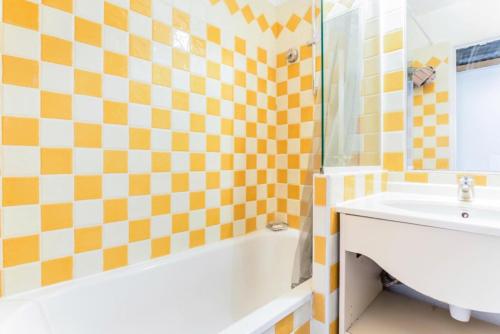 une salle de bain avec une baignoire blanche et un lavabo dans l'établissement Résidence Cannes Villa Francia - maeva Home - Studio 3 Personnes Confort MAE-1845, à Cannes