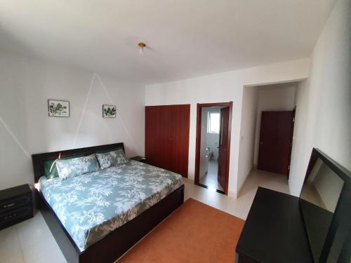 1 dormitorio con 1 cama y TV en Inviting 5-Bed Apartment in Luanda, en Luanda