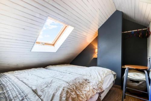 une chambre mansardée avec un lit et une fenêtre dans l'établissement Résidence Port du Crouesty - maeva Home - Appartement 2 pièces 5 personnes - Sélection MAE-1904, à Arzon