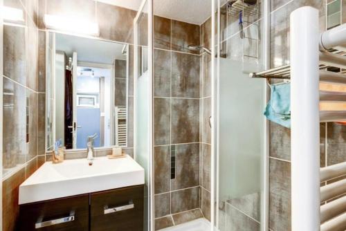 une salle de bain avec un lavabo et une douche dans l'établissement Résidence Port du Crouesty - maeva Home - Appartement 2 pièces 5 personnes - Sélection MAE-1904, à Arzon