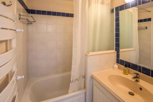 ein Badezimmer mit Waschbecken, Badewanne und Dusche in der Unterkunft Résidence Bleu Marine - maeva Home - 2 Pièces 4 Personnes Confort MAE-2045 in Lacanau