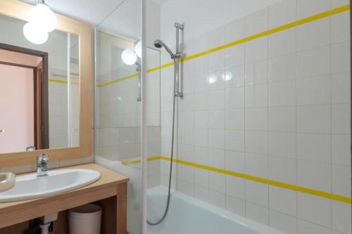 een badkamer met een douche en een wastafel bij Résidence Port Bourgenay - maeva Home - Appartement 2 pièces 5 personnes - 48 in Talmont