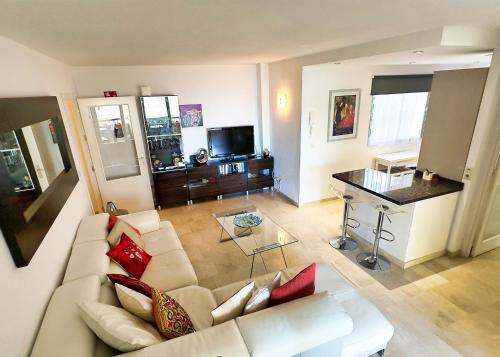Central Two Bedroom Apartment on the Second Line of the Beach in Marbella.