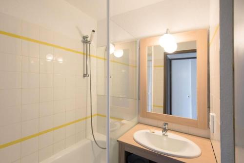 une salle de bain avec un lavabo, une douche et un miroir dans l'établissement Résidence Port Bourgenay - maeva Home - 2 Pièces 5 Personnes Sélection MAE-2053, à Talmont-Saint-Hilaire