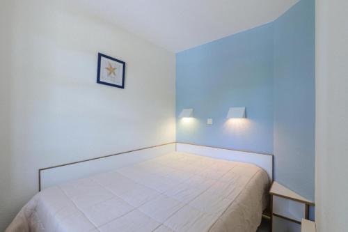- une petite chambre avec un lit et deux lumières dans l'établissement Résidence Port Bourgenay - maeva Home - 2 Pièces 5 Personnes Sélection MAE-2059, à Talmont-Saint-Hilaire
