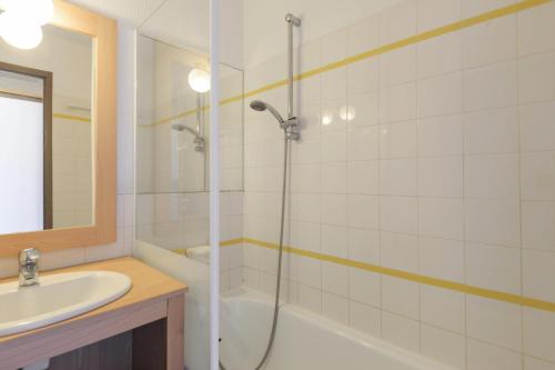 une salle de bain avec douche et lavabo dans l'établissement Résidence Port Bourgenay - maeva Home - 2 Pièces 5 Personnes Sélection MAE-2059, à Talmont-Saint-Hilaire