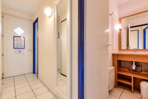une salle de bain avec un lavabo et un miroir dans l'établissement Résidence Port Bourgenay - maeva Home - 2 Pièces 5 Personnes Sélection MAE-2081, à Talmont-Saint-Hilaire