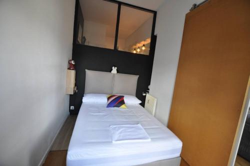 - une petite chambre avec un lit et une fenêtre dans l'établissement HermitageB02, à Le Touquet-Paris-Plage