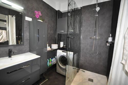 une salle de bain avec un lavabo et une machine à laver dans l'établissement HermitageB02, à Le Touquet-Paris-Plage