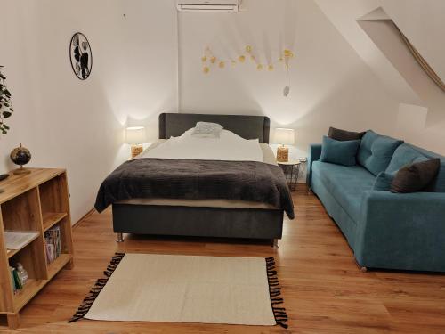 Ένα ή περισσότερα κρεβάτια σε δωμάτιο στο Orsika HillTop Apartman