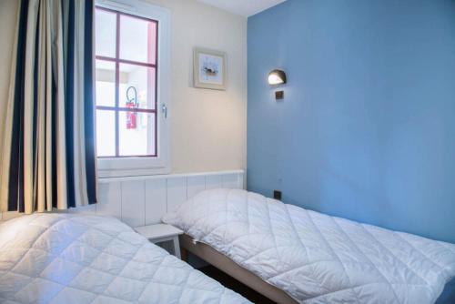 une chambre avec deux lits et une fenêtre dans l'établissement Résidence Port Bourgenay - maeva Home - 2 Pièces 5 Personnes Sélection MAE-2121, à Talmont-Saint-Hilaire