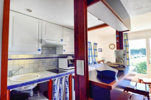 une cuisine avec un évier et un plan de travail dans l'établissement Résidence Port du Crouesty - maeva Home - Appartement 2 pièces 5 personnes - Confort MAE-2142, à Arzon